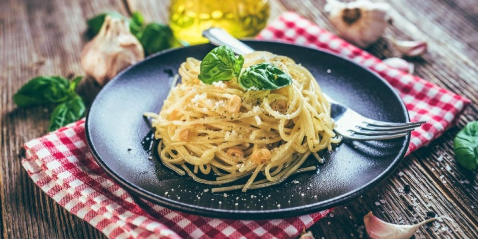 Špagete sa belim lukom i maslinovim uljem: Italijanski klasik koji osvaja na prvi zalogaj
