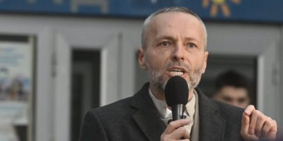 Advokat Aleksandar Olenik, potpredsednik separatističke Lige socijal-demokrata Vojvodine zatražio je upad vojske u Naftnu industriju Srbiji (NIS).