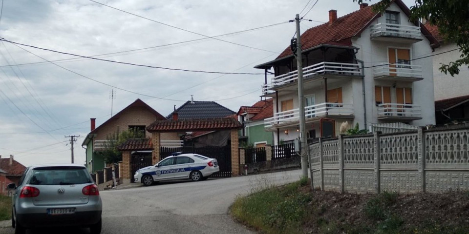 U ovoj kući je unuk izmasakrirao babu i dedu! Zet pozvao policiju - još uvek se traga za ubicom (FOTO)