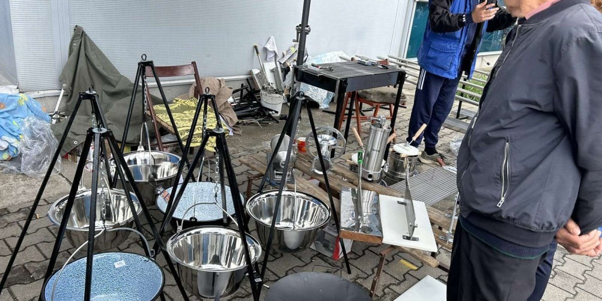 Građani razgledaju ponudu na vašaru