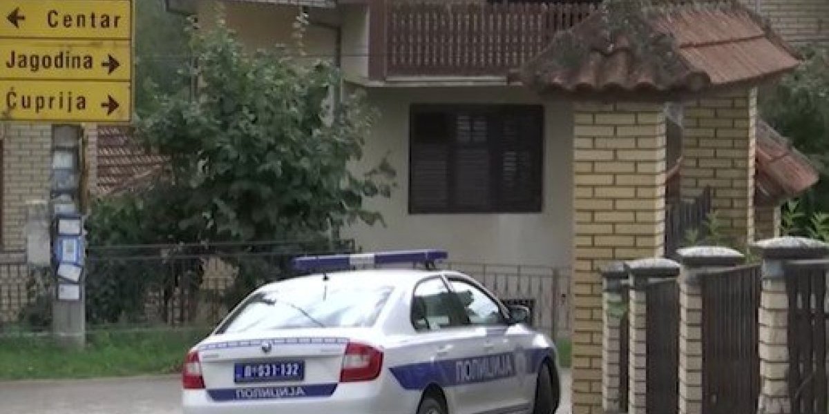 Policija ispred kapije kuće u kojoj je unuku zaklao babu i dedu