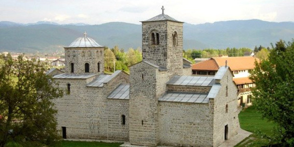 Opsada srpskog manastira! Crnogorska policija opkolila Đurđeve Stupove - teror gori od vremena Mila Đukanovića