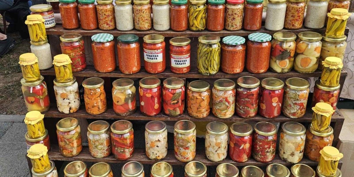 "Ko voli, nek izvoli": Prodaju sve domaće, a cene nikad realnije (FOTO/VIDEO)