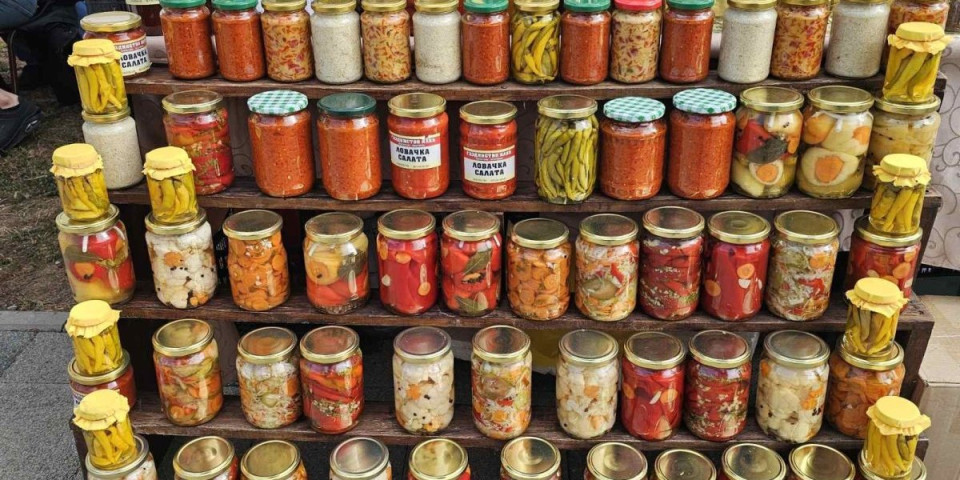 "Ko voli, nek izvoli": Prodaju sve domaće, a cene nikad realnije (FOTO/VIDEO)