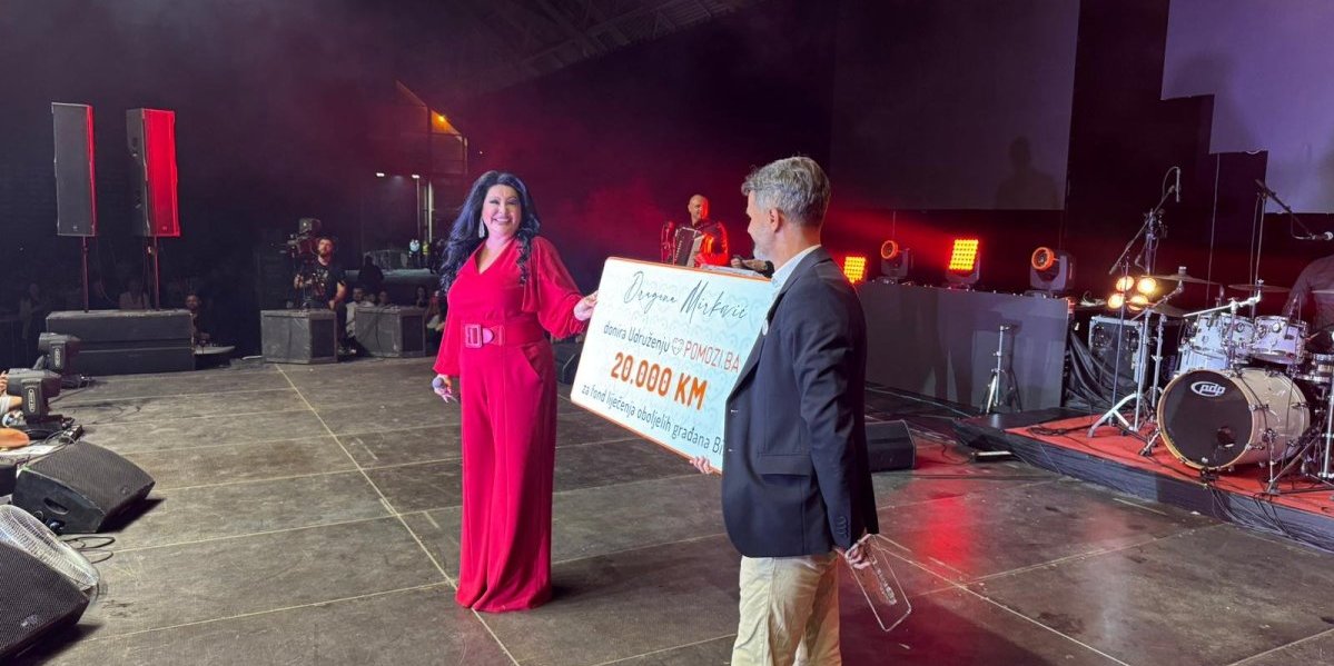 Publika plače zbog Dragane Mirković - Prekinula koncert, pa veliku sumu novca dala na poklon