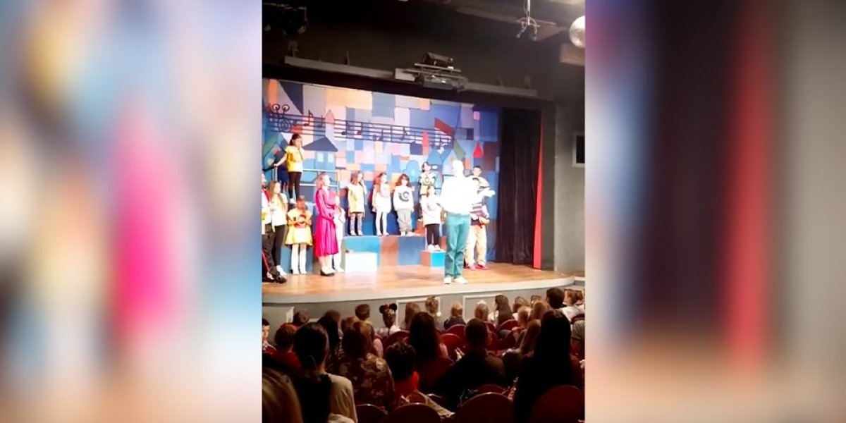 JEZIVO! Glumac držao skanadalozan politički govor pred decom usred dečjeg pozorišta! (VIDEO)