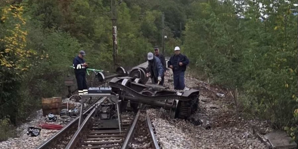 Prve fotografije prevrnutih cisterni: Svaka od njih ima oko 65 000 litara nafte (FOTO)