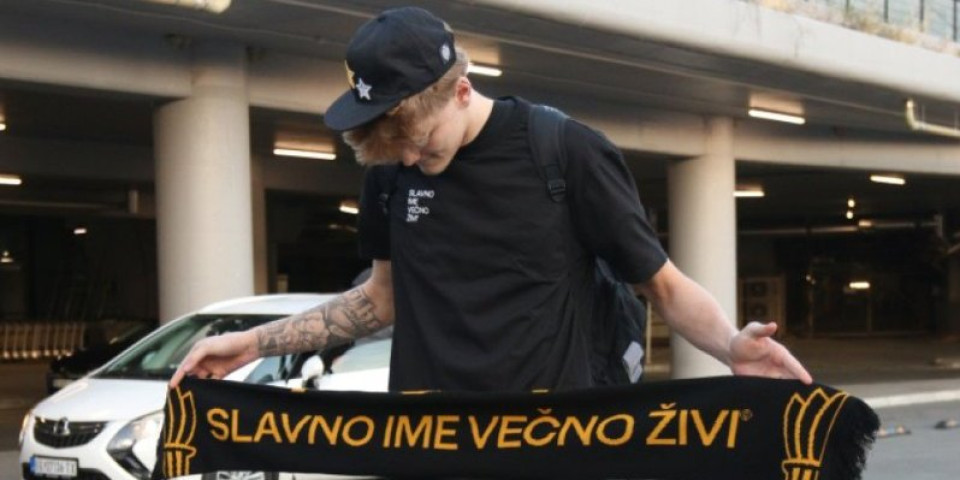 Na šta ovo liči, gde je grb Partizana? "Grobari" zgroženi zbog ovog, osuli drvlje i kamenje po klubu