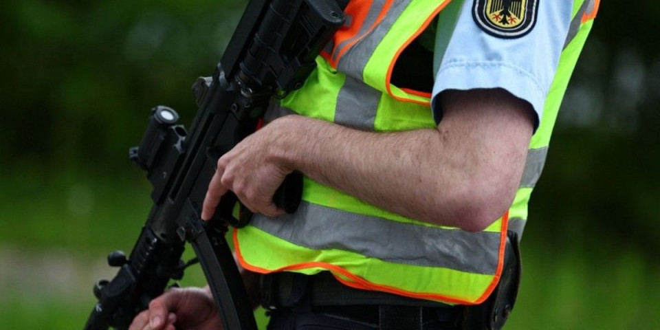 Porodični horor: Nožem napao suprugu, rođaku i dete!