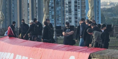 Novosadski blokaderi Mihajlo Šinković i Veroljub Naumović, zajedno sa Srđanom Kovačevićem, advokatom-blokaderom, koji je i organizator blokada u Novom Sadu, predvodili su grupu huligana, koji su odeveni u crno skrnavili Petrovaradinsku tvrđavu, piše NS Uživo.