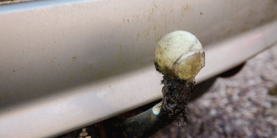 Širom Srbije možete primetiti vozila koja na kuki za vuču imaju tenisku lopticu, a mnogi ne znaju čemu ona zapravo služi.