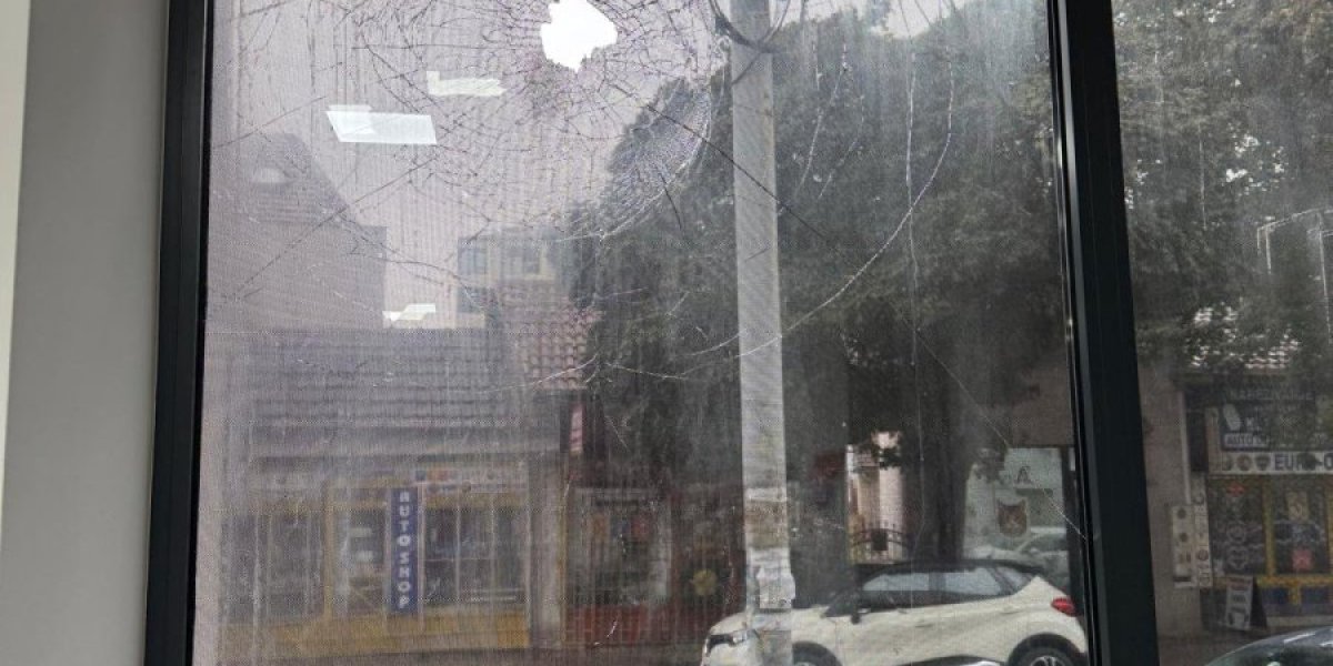 Prostorije Pokreta za narod i državu napadnute po treći put: Blokaderi ponovo pokazali da im je vandalizam glavni program (VIDEO)