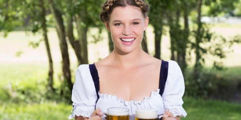Niko ne gleda krigle: Sve oči uprte u dame u dirndlu - haljini iz koje grudi stalno "beže" (FOTO)