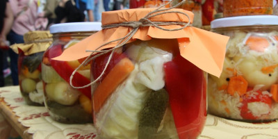 Pad cena paprika, značajno je uticao na cenu gotove zimnice na pijacama, tako da domaćice sada mogu da pazare ajvare, turšiju i druge vrste zimnice po vrlo jeftinim cenama.