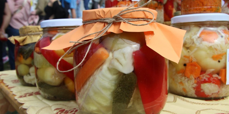 Pala cena ajvara: Evo koliko košta gotova zimnica na pijacama (DETALJAN CENOVNIK)