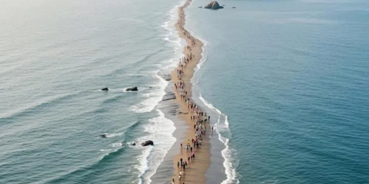 (FOTO) Kakvo čudo: Ljudi gledaju u neverici - More se razdvojilo: Ovo su biblijske scene