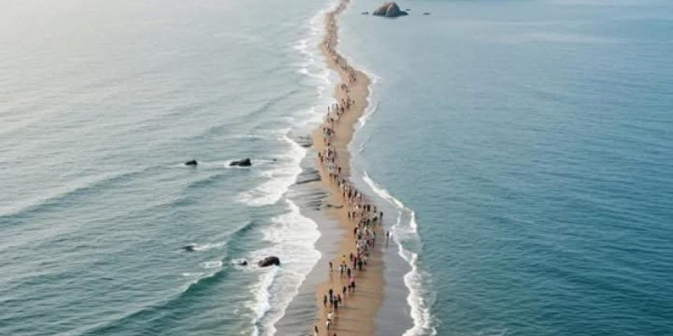 (FOTO) Kakvo čudo: Ljudi gledaju u neverici - More se razdvojilo: Ovo su biblijske scene