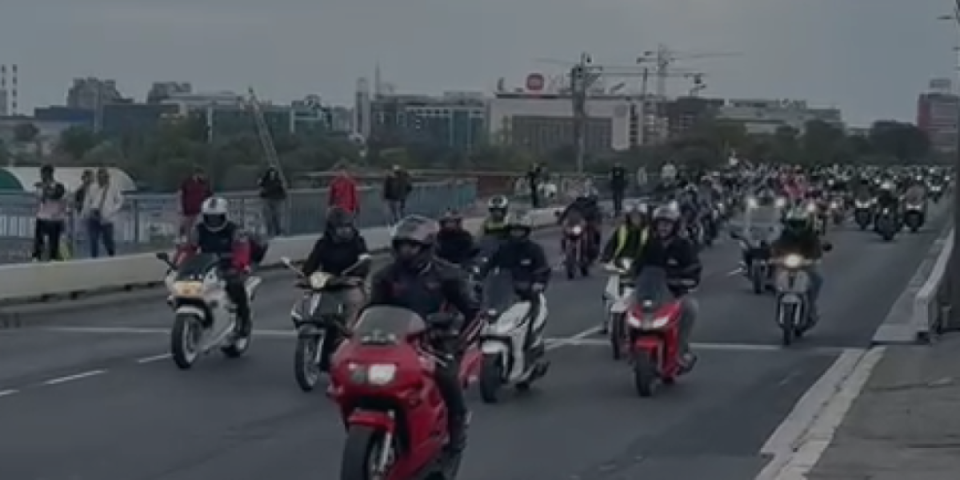 Kolona motociklista krenula prema zgradi RTS: Zahtevaju odgovorno izveštavanje (VIDEO)