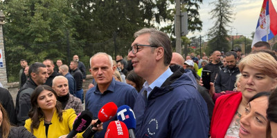 Predsednik Republike Srbije Aleksandar Vučić juče se priključio mirnoj šetnji protiv blokada, ovoga puta u Obrenovcu.