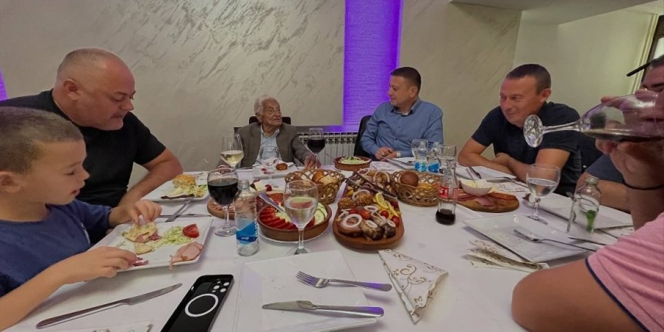 Zaustavio vreme: Profesor Aleksić prošle godine proslavio 100-tu, sad reprizirao (VIDEO)