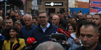 Predsednik Srbije Aleksandar Vučić izjavio je danas da su Amerikanci želeli da nam ukažu poštovanje time što su odložili uvođenje sankcija NIS-u za još osam dana i istakao da ćemo za sedam dana imati suštinski isto pitanje bez odgovora.