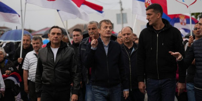 Ministar za javna ulaganja Darko Glišić danas se pridružio građanima Uba u mirnoj šetnji protiv blokada, koja je održana u 167 gradova i opština širom Srbije.