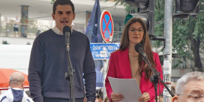 Veliki broj slobodnih građana okupio se večeras ispred Radio televizije Srbije u Takovskoj ulici u Beogradu.