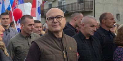 Predsednik Srpske napredne stranke Miloš Vučević prisustvovao je skupu protiv blokada u Novom Sadu i tokom šetnje porazgovarao sa medijima.