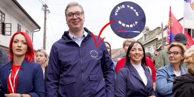 Predsednik Srbije Aleksandar Vučić prošetao je danas sa građanima Obrenovca, a jedan detalj na njegovoj jakni posebno je privukao pažnju.