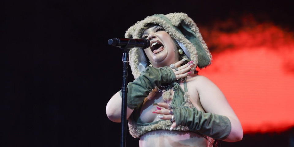 (VIDEO) Pevačica se onesvestila na bini usred nastupa: Jeziv snimak obišao svet, fanovi u šoku