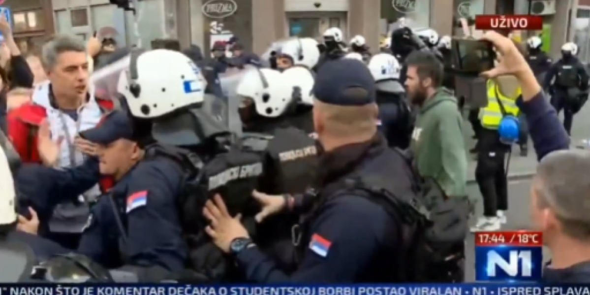 Šok i neverica: Pogledajte ko je predvodio blokaderski napad na policiju u Beogradu (VIDEO)