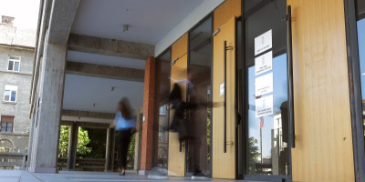 Dva člana Izborne komisije Visokog saveta tužilaštva (VST) danas su zbog samovolje predsednika Izborne komisije i kršenja Pravilnika zatražili hitnu vanrednu sednicu VST kako bi se sprečilo dalje nezakonito i pristrasno postupanje Komisije u procesu izbora za buduće članove VST koji su zakazani za 23. decembar.