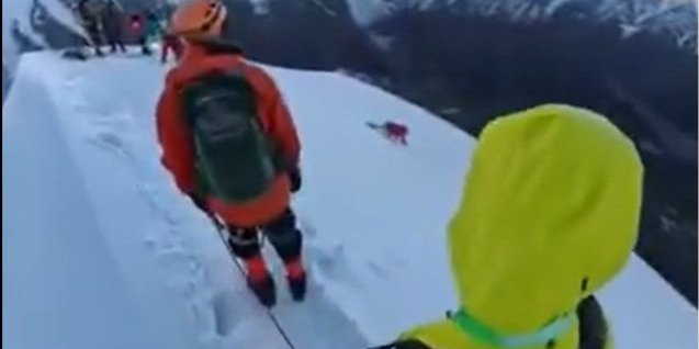 (UZNEMIRUJUĆ VIDEO) Horor: Planinar stradao dok je pravio selfi - Pao u bezdan naočigled svih!