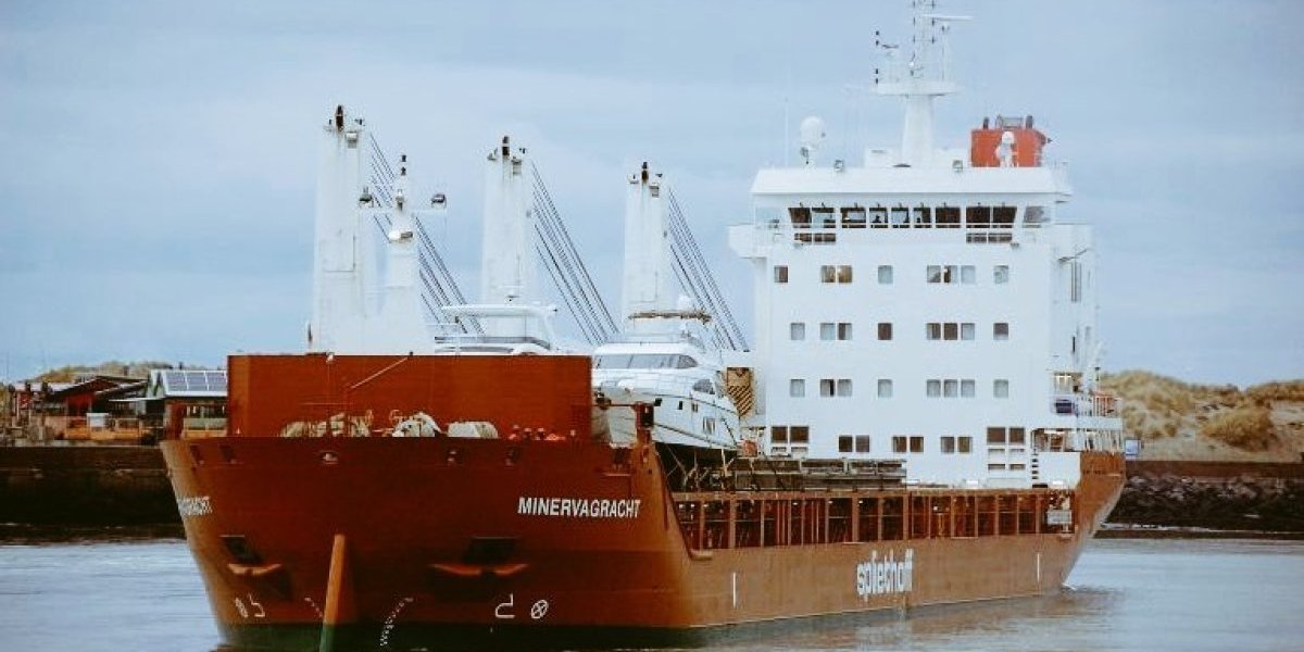 Napadnut holandski brod - Pogođen nepoznatim projektilom: Odmah izbio požar!