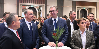 Prijem povodom Nacionalnog dana Kine koji je organizovala Ambasada Kine u Beogradu održava se večeras u Hotelu Hajat, a svečanosti prisustvuje i predsednik Srbije Aleksandar Vučić.