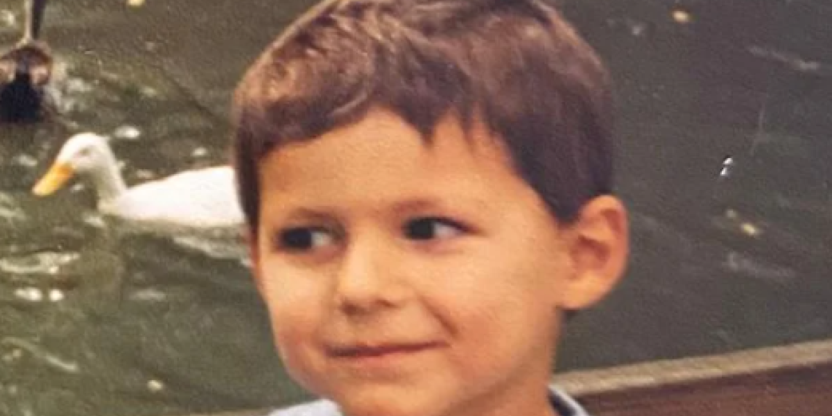 Smuvao starletu, ušao u rijaliti, ostao bez honorara: Da li znate ko je dečak sa slike?