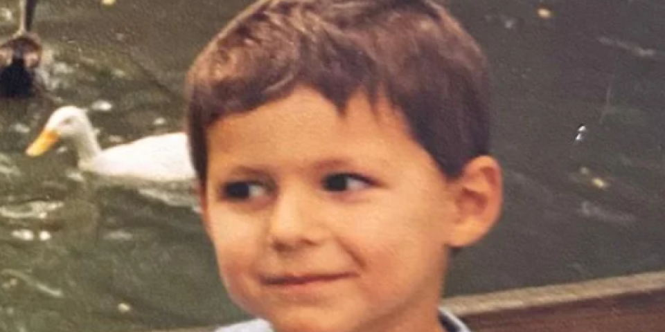 Smuvao starletu, ušao u rijaliti, ostao bez honorara: Da li znate ko je dečak sa slike?