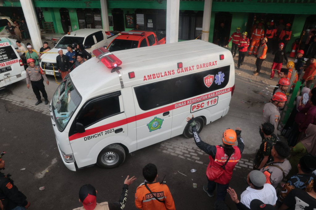 Srušila se škola u Indoneziji, zatrpano 65 učenika - Informer.rs