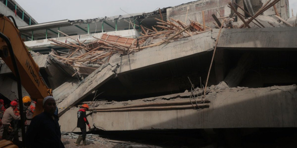 (VIDEO) Horor u Indoneziji: Škola se srušila na učenike, zatrpano najmanje 65 - stižu stravični snicmi sa lica mesta