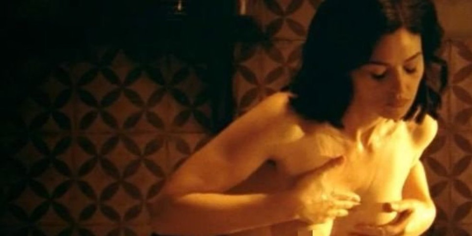 (FOTO) U golo međunožje Monike Beluči su svi gledali: Skinula se do gole kože, pa mazila bujne grudi