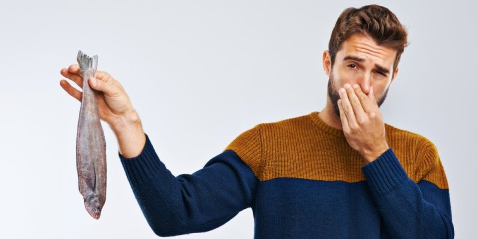 Probao najsmrdljivije jelo na svetu: Ono što je usledilo zgadilo je ceo svet (VIDEO)