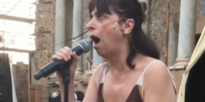 Koliko god mislili da su zgubidani, koji već skoro 11 meseci terorišu Srbiju, dotakli dno, oni uvek pronađu način da iznenade, pa je tako slučaj i sa jednom osobom čiji performans na blokaderskom skupu najviše liči na horor priču.