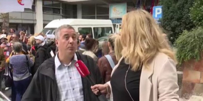 Blokaderi teroristi danas su se okupili ispred RTS-a, jer je u 14 časova počela sednica Upravnog odbora Javnog servisa Srbije, a glavna tema je zloupotreba dečaka u političke svrhe.