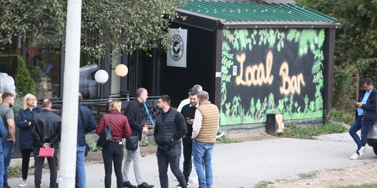 Policija ispre restorana 