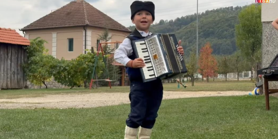 Vule je čuvar srpske tradicije: Umesto duksa nosi jeleče, igračke su mu frula i dvojnice!