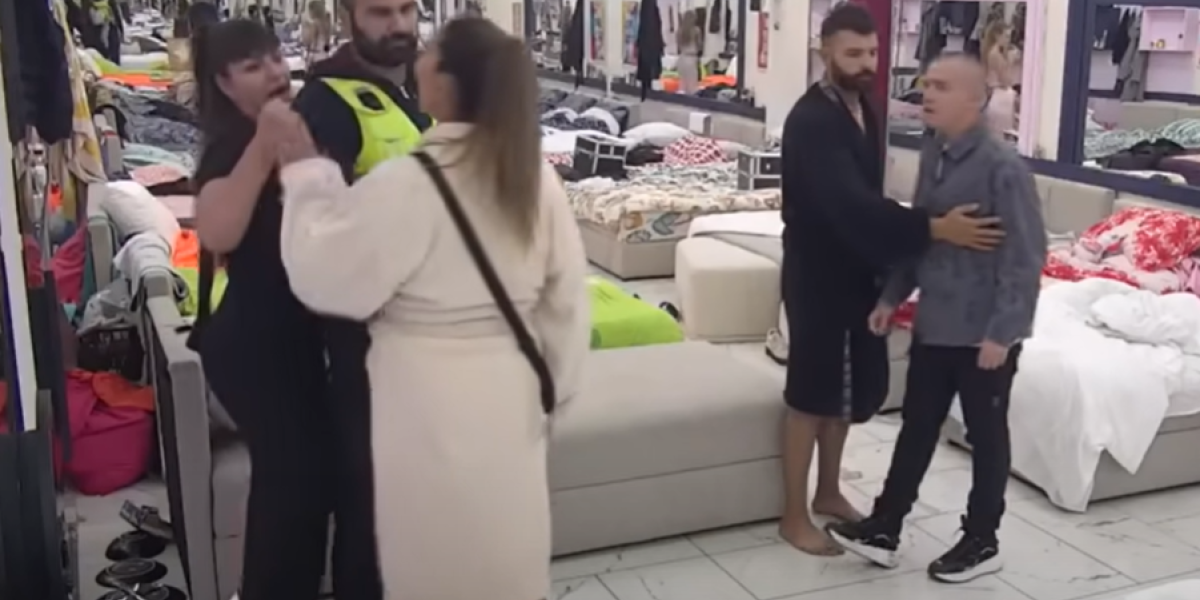 Miljana Kulić i Milena Kačavenda u klinču