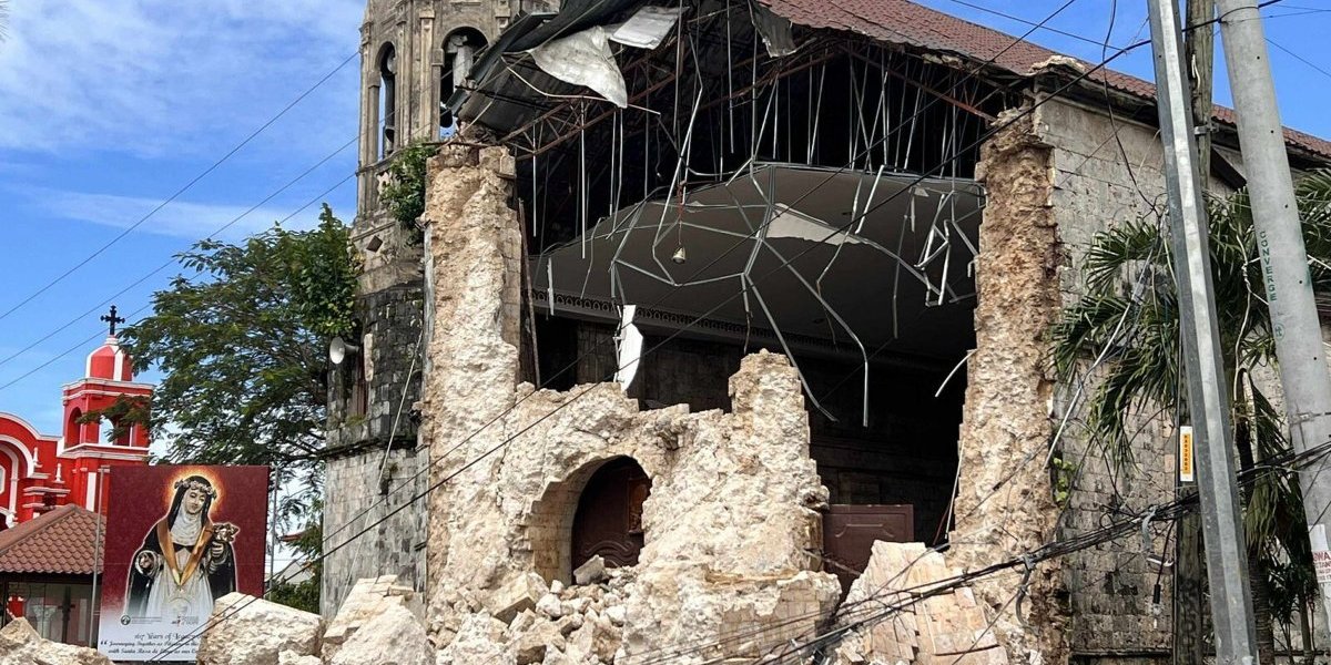 (VIDEO) Stravične scene! Broj mrtvih raste, crkva se ruši u sekundi nakon razornog zemljotresa