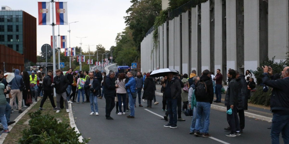 Jedini cilj im je kolaps: Blokaderi nastavljaju da terorišu Beograđane - satima prave haos, blokirali Gazelu (FOTO)