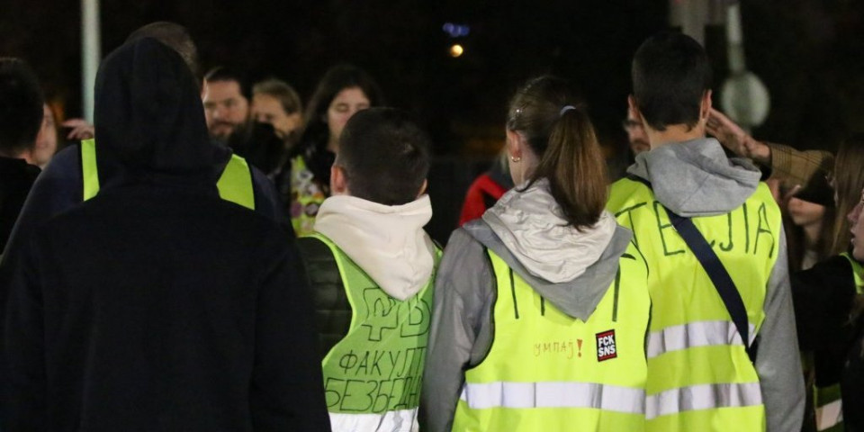 Šok snimak trese Niš, GOSI rasturio blokadere! Ovako je izgledao njihov tajni sastanak 8. jula - Psovke, svađe i borba za pare (VIDEO)