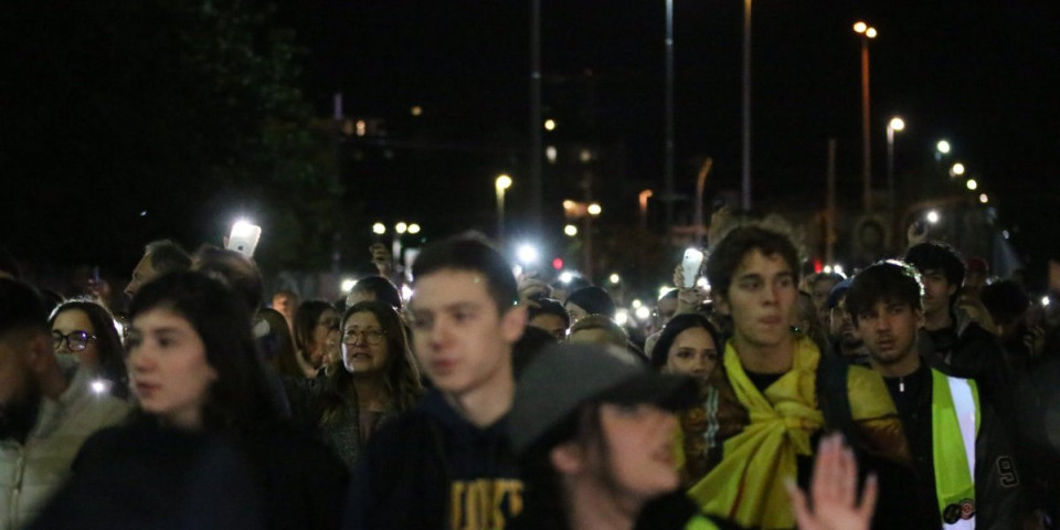 Blokirali ste škole, sad vidite posledice! Đak ostavio poruke drugovima: "Pobićemo vas sve, pazite se" (FOTO)